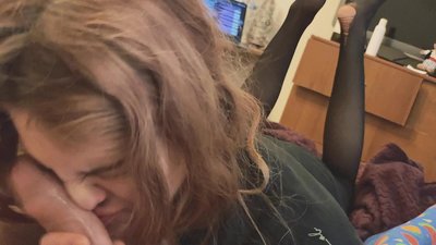 ગળામાં ડિક, ફાટેલ પેન્ટીહોઝ અને ફાટેલી હીલ્સ મળવા માટે સરસ